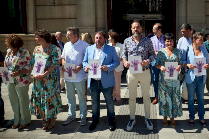 El Defensor del Pueblo de Navarra participa en la concentración contra la violencia de género