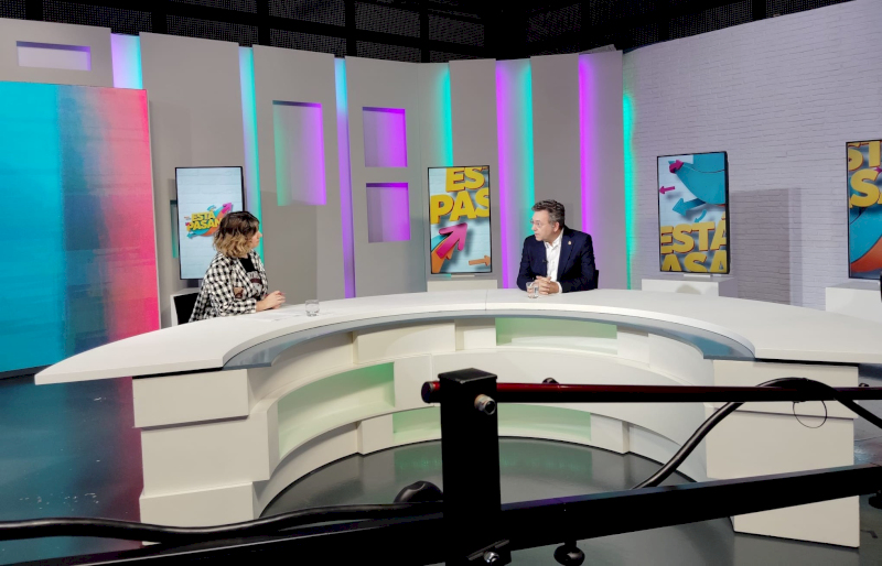 La presentadora Nuria Tirapu junto al Defensor del Pueblo de Navarra, Patxi Vera, en Navarra Televisión