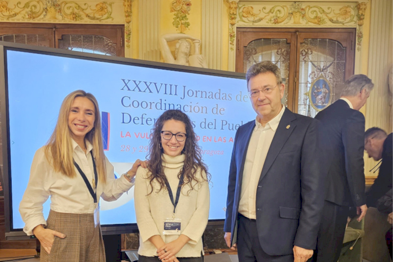 De izquierda a derecha: Amaia Madinabeitia, jefa de gabinete del Defensor del Pueblo de Navarra; Mónica Iñigo, técnico de CERMIN y Patxi Vera, Defensor del Pueblo de Navarra