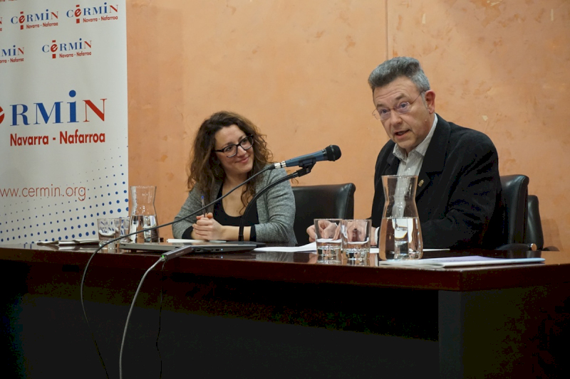 El Defensor del Pueblo Patxi Vera y Mónica Iñigo, técnica de acción social de CERMIN y autora del informe “Informar para incluir: Los derechos del alumnado con discapacidad y sus familias”.
