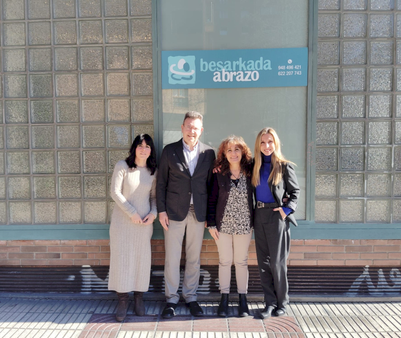 De izquierda a derecha: Miren Bravo, trabajadora social; Patxi Vera, Defensor del Pueblo; Elena Aisa, presidenta de Besarkada-Abrazo y Amaia Madinabeitia, Jefa de Gabinete del Defensor del Pueblo de Navarra.