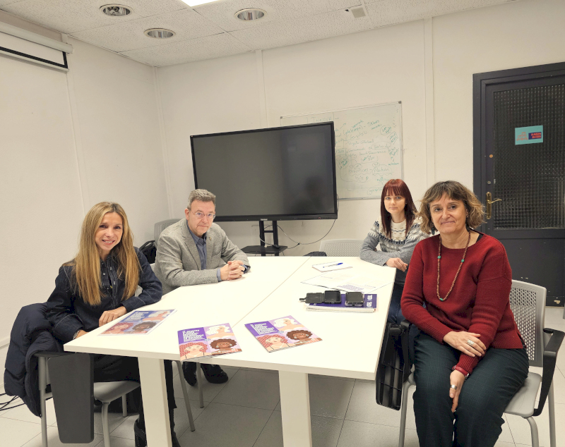 Amaia Madinabeitia, Jefa de Gabinete del Defensor del Pueblo; Patxi Vera, Defensor del Pueblo de Navarra; Maite García, coordinadora del programa de prostitución y trata y Amaia García, coordinadora de Médicos del Mundo Navarra.