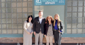 De izquierda a derecha: Miren Bravo, trabajadora social; Patxi Vera, Defensor del Pueblo; Elena Aisa, presidenta de Besarkada-Abrazo y Amaia Madinabeitia, Jefa de Gabinete del Defensor del Pueblo de Navarra.
