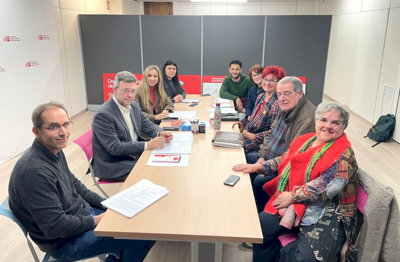 De izquierda a derecha: Carlos Sarasíbar, Secretario General del Defensor del Pueblo; Patxi Vera, Defensor del Pueblo de Navarra; Amaia Madinabeitia, Jefa de Gabinete; Brenda Esquivel, Joaquín Méndez, de Sos Racismo; Carmen Silvestre, de Oxfam Intermón; Isabel Díez Diaz, del PIM; Pello Lasa, de Elkarri Laguntza-Apoyo Mutuo y Myriam Gómez, de París 365.