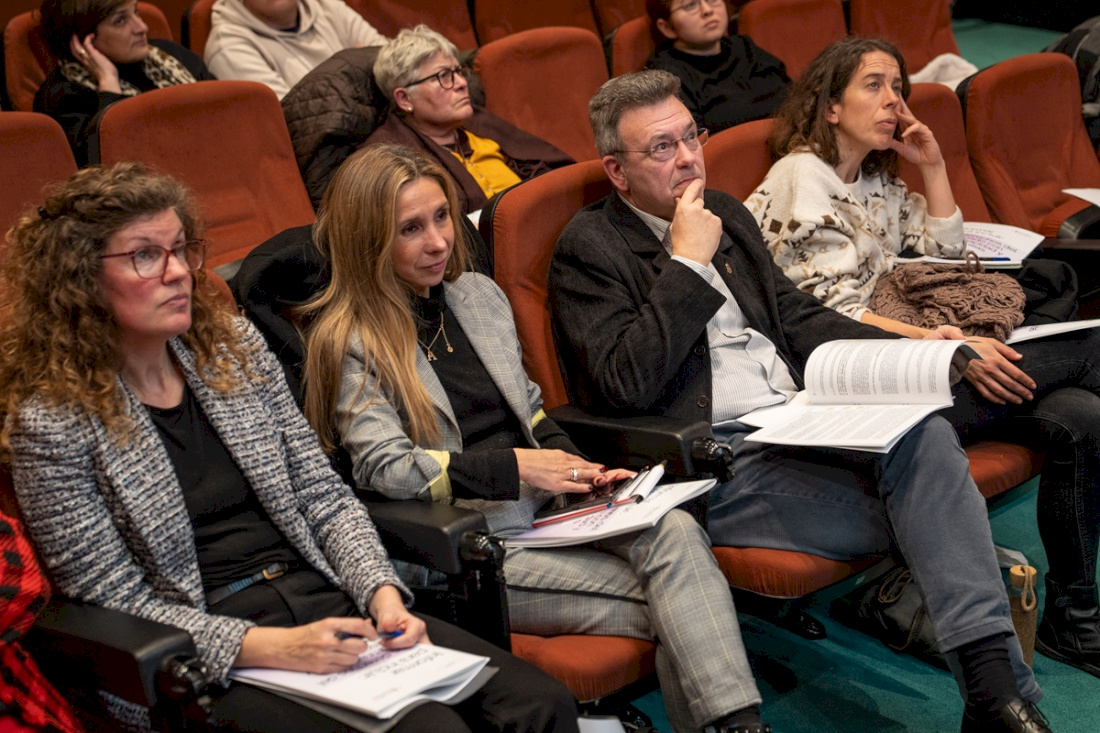 De izquierda a derecha: Leyre Elizari, Profesora Titular de Derecho Civil de la UPNA; Amaia Madinabeitia, Jefa de Gabinete del Defensor del Pueblo ; Patxi Vera, Defensor del Pueblo e Irati Goikoetxea, directora del Servicio de Convivencia y Derechos Humanos del Gobierno de Navarra.