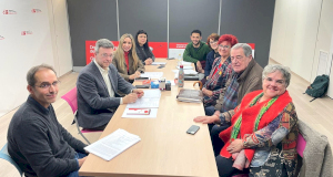 De izquierda a derecha: Carlos Sarasíbar, Secretario General del Defensor del Pueblo; Patxi Vera, Defensor del Pueblo de Navarra; Amaia Madinabeitia, Jefa de Gabinete; Brenda Esquivel, Joaquín Méndez, de Sos Racismo; Carmen Silvestre, de Oxfam Intermón; Isabel Díez Diaz, del PIM; Pello Lasa, de Elkarri Laguntza-Apoyo Mutuo y Myriam Gómez, de París 365.
