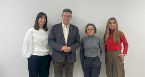 De izquierda a derecha: Eugenia Cervera, responsable de comunicación de Cáritas; Patxi Vera, Defensor del Pueblo de Navarra; Maite Quintana, directora de Cáritas y Amaia Madinabeitia, Jefa de Gabinete del Defensor del Pueblo, en la sede de Caritas Pamplona.