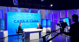 El Defensor Patxi Vera, en el programa Cara a Cara de Navarra Televisión con Roberto Cámara.