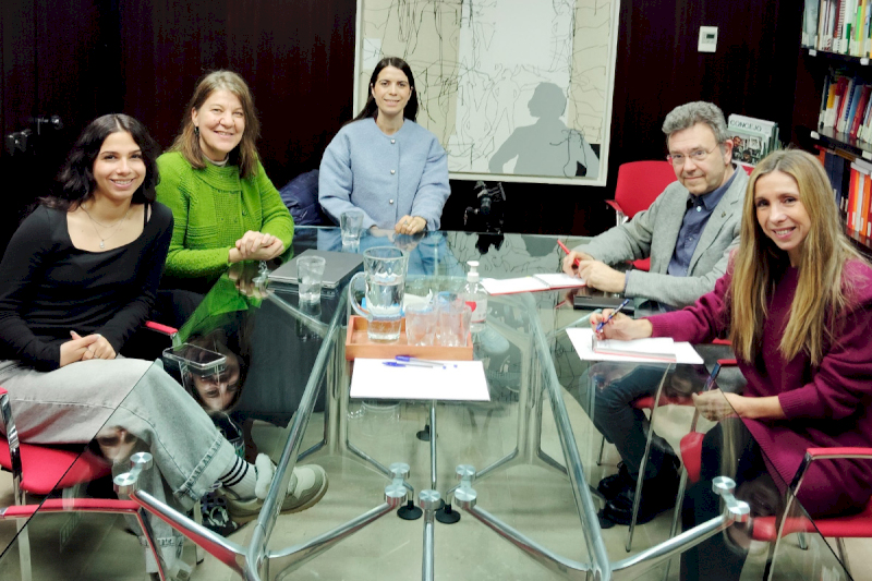 Yohana Sánchez, Vocal de Magale; Helena Escalada, Presidenta; Lorena Burriel, Vicepresidenta; Patxi Vera, Defensor del Pueblo de Navarra y Amaia Madinabeitia, Jefa de Gabinete del Defensor del Pueblo.
