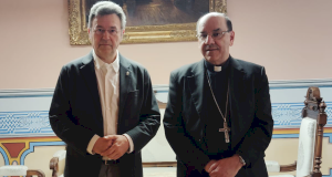 Patxi Vera y el arzobispo Florencio Roselló en el Palacio Arzobispal.