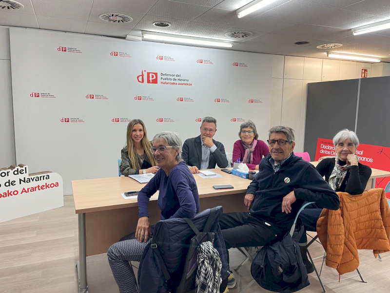 El Defensor del Pueblo Patxi Vera y la Jefa de Gabinete de la institución Amaia Madinabeitia junto a representantes de DMD.