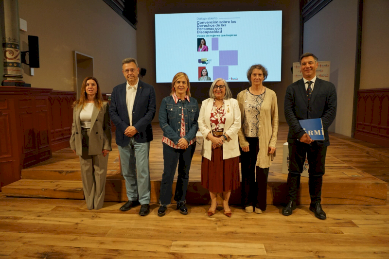 El Defensor del Pueblo Patxi Vera, la delegada del Gobierno en Navarra Alicia Echeverría y la directora gerente de la Agencia Navarra de Autonomía y Desarrollo de las Personas del Gobierno de Navarra, Inés Francés junto a ponentes y responsables de CERMIN.