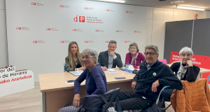 El Defensor del Pueblo Patxi Vera y la Jefa de Gabinete de la institución Amaia Madinabeitia junto a representantes de DMD.