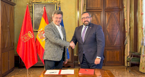 Patxi Vera, Defensor del Pueblo de Navarra, junto al vicepresidente primero, Javier Remírez.