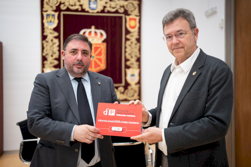 El presidente del Parlamento, Unai Hualde, junto al Defensor del Pueblo de Navarra, Patxi Vera.