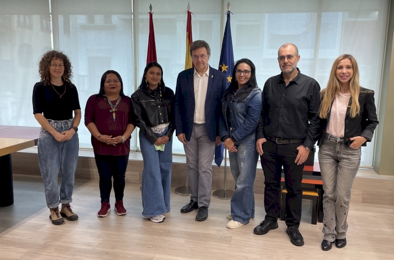 Defensoras indígenas y representantes de Misiones Salesianas con el Defensor del Pueblo de Navarra y la jefa de gabinete de la institución.