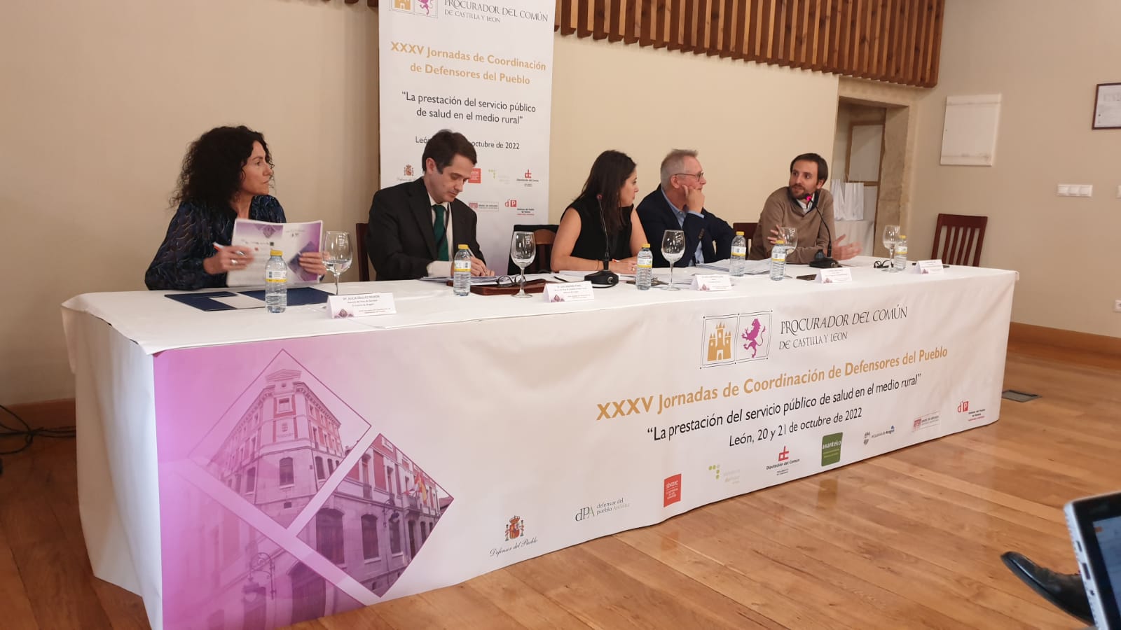 Javier Pérez Font, asesor del Defensor del Pueblo de Navarra (primero por la derecha), en las Jornadas de Coordinación de Defensores del Pueblo